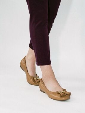 TORY BURCH TAN FLAT BALLERINE NUDE LOAFER WITH TASSEL  DESIGN GOLD HARDWARE 6.5